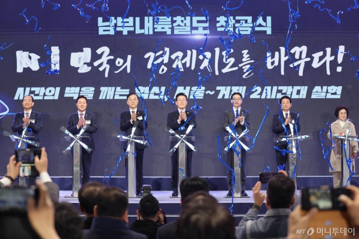 [거제=뉴시스] 최동준 기자 = 이재명 대통령이 6일 경남 거제시 견내량 인근에서 열린 남부내륙철도 착공식에서 참석자들과 기념 세리머니를 하고 있다.   왼쪽부터 이성해 국가철도공단 이사장, 박완수 경남지사, 김윤덕 국토교통부 장관, 이 대통령, 김경수 지방시대위원회 위원장, 이철우 경북지사, 김정자 거제시민. (청와대통신사진기자단) 2026.02.06. photocdj@newsis.com /사진=