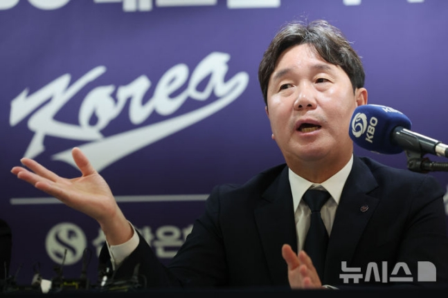 류지현 야구 대표팀 감독이 6일 WBC 명단 발표 기자회견에서 취재진의 질문에 답하고 있다. /사진=뉴시스