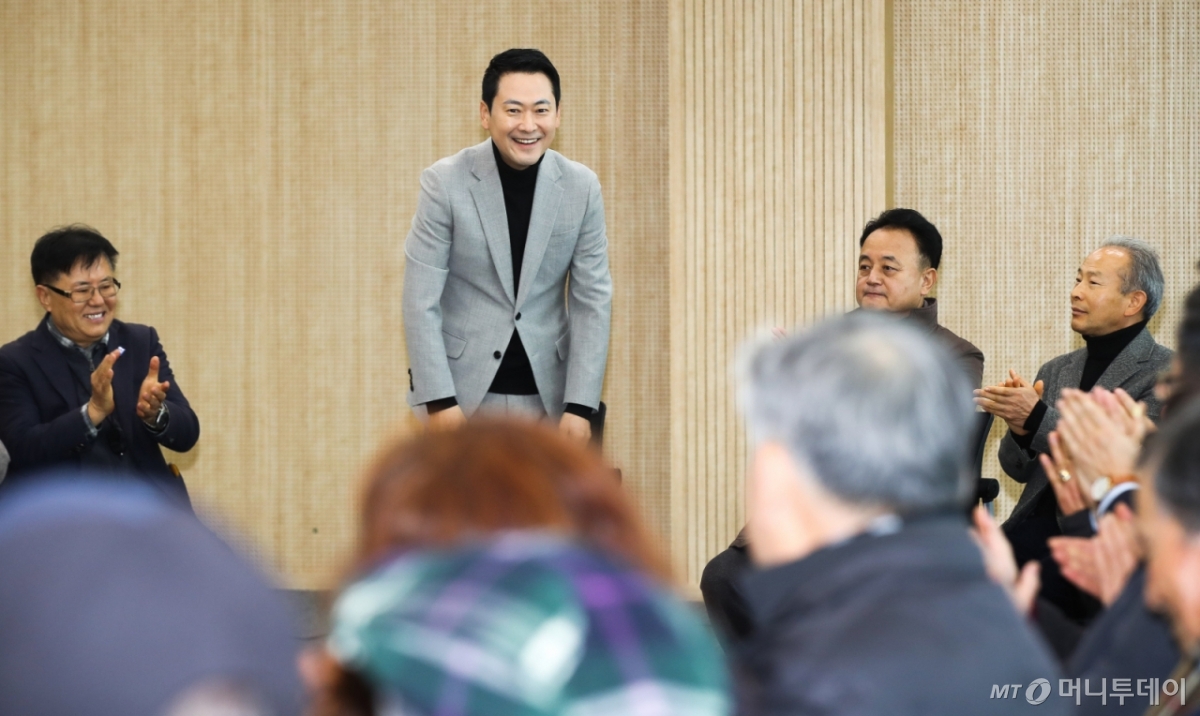 [서귀포=뉴시스] 우장호 기자 = 장동혁 국민의힘 대표가 6일 오전 제주 서귀포시 성산읍사무소에서 열린 제주 제2공항 관련 '주민과의 간담회'에서 인사하고 있다. 2026.02.06. woo1223@newsis.com /사진=우장호