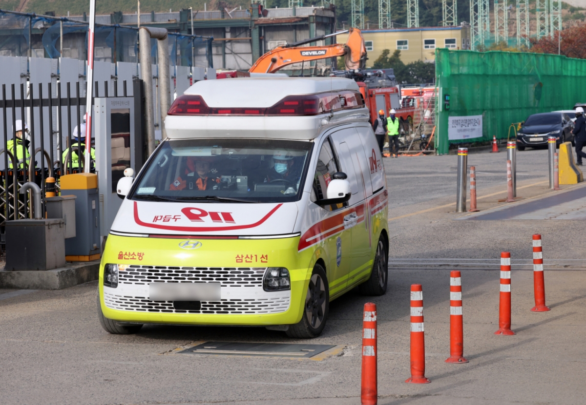 지난해 11월7일 오전 울산 남구 동서발전 울산화력발전소 보일러 타워 붕괴현장에서 심정지 상태(추정)로 구조대상자가 탑승한 구급차량이 현장을 나서고 있다.  2025.11.7/사진= 뉴스1 