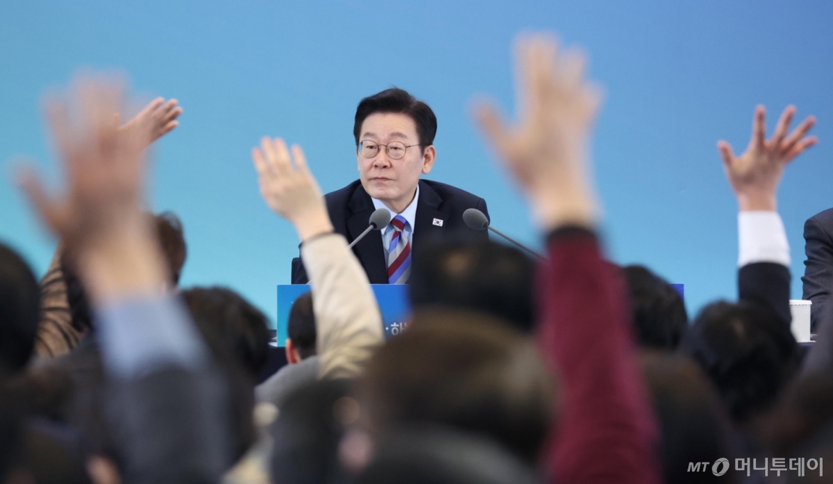 [창원=뉴시스] 최동준 기자 = 이재명 대통령이 6일 창원컨벤션센터에서 열린 '경남의 마음을 듣다' 타운홀 미팅에서 질문을 받고 있다. (청와대통신사진기자단) 2026.02.06. photocdj@newsis.com /사진=