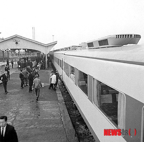  관광호 열차 운항 모습./사진=국가기록원 