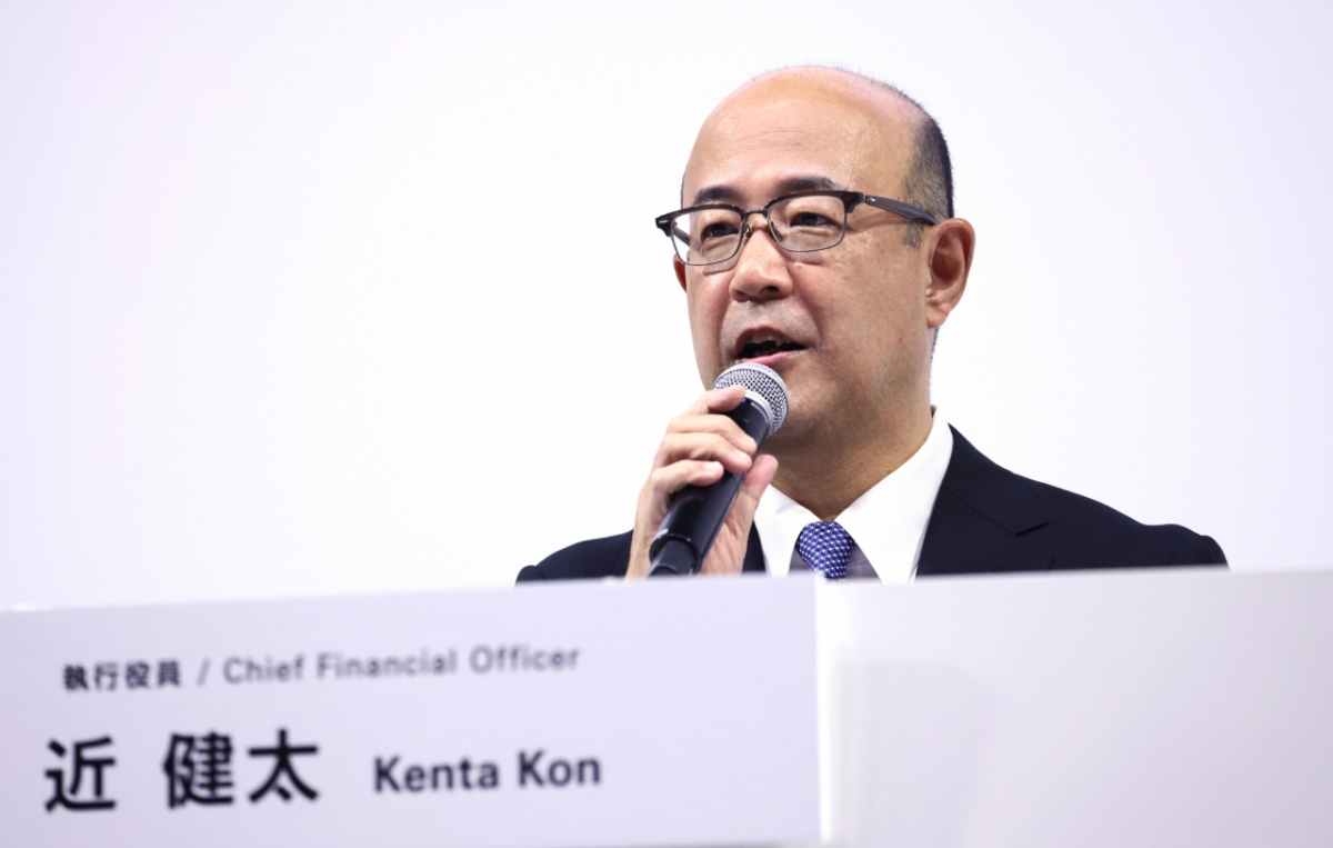 6일 도요타 사장으로 승진한 곤 겐타 도요타 최고재무책임자(CFO)가 지난해 9월 중간연결실적보고에서 발언 중인 모습./로이터=뉴스1