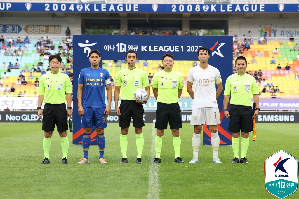 김우성(왼쪽 세 번째) 심판과 이동준(왼쪽 네 번째) 심판. /사진=한국프로축구연맹 제공