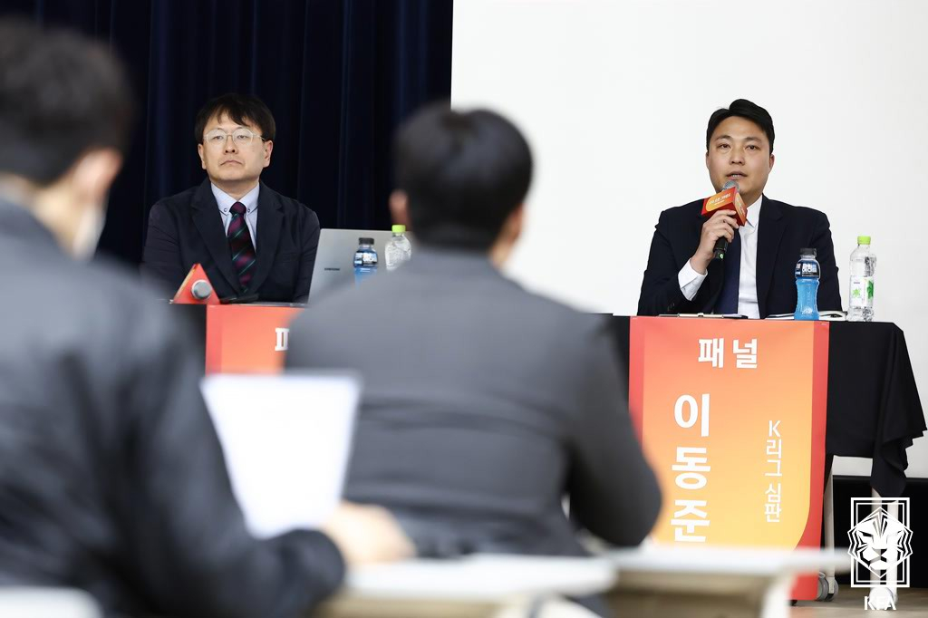 이동준(오른쪽) 심판 겸 한국프로축구심판협의회 회장. /사진=대한축구협회 제공