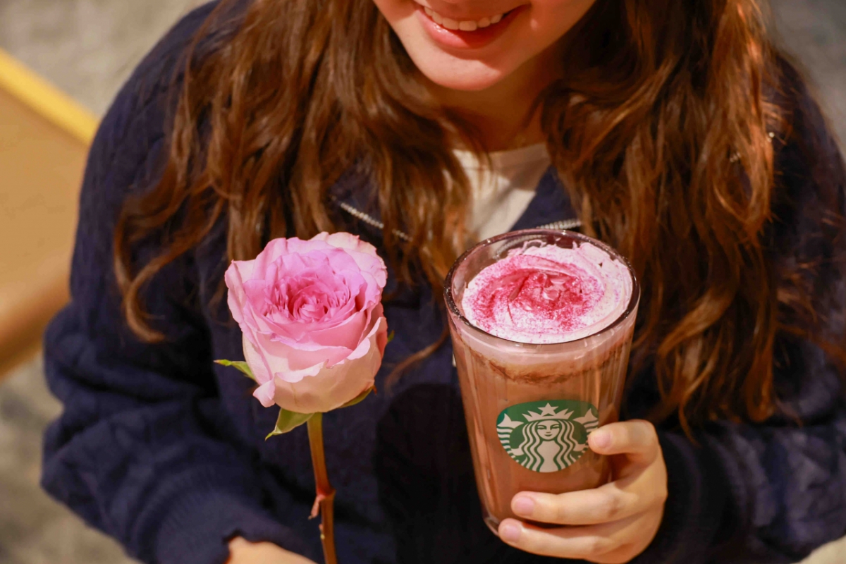  스타벅스의 '붉은 로즈 초콜릿'은 붉은 장미꽃 한 송이를 형상화한 외관이 특징이다. /사진제공=스타벅스코리아