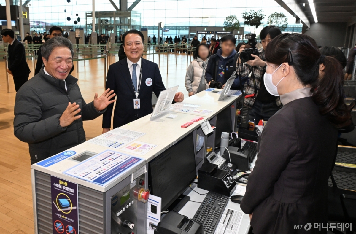 [인천공항=뉴시스] 박주성 기자 = 아시아나항공이 인천공항 제2여객터미널 운항을 개시한 14일 인천국제공항 2터미널에서 이학재 인천공항공사 사장과 김성무 아시아나항공 인천공항서비스 지점장이 현장점검을 하고 있다. (공동취재). 2026.01.14. photo@newsis.com /사진=