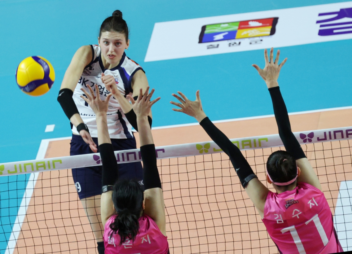 기업은행 빅토리아가 6일 삼산월드체육관에서 열린 2025-2026 진에어 V리그 여자부 흥국생명과 기업은행 경기에서 흥국 이중블로킹 위로 강타를 터트리고  있다. /사진=강영조 선임기자