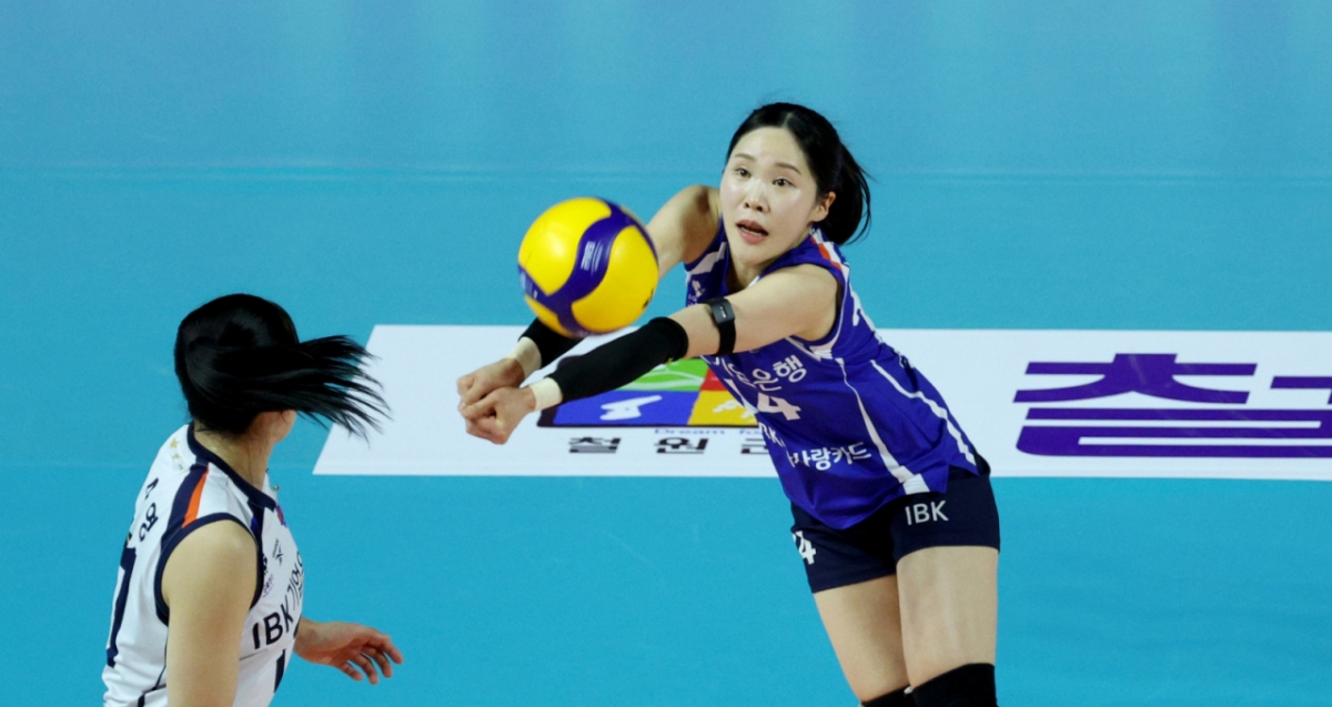 기업은행 리베로 김채원이 6일 삼산월드체육관에서 열린 2025-2026 진에어 V리그 여자부 흥국생명과 기업은행 경기에서 리시브를 하고  있다. /사진=강영조 선임기자