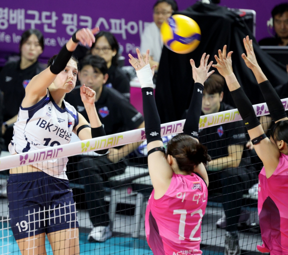 기업은행 빅토리아가 6일 삼산월드체육관에서 열린 2025-2026 진에어 V리그 여자부 흥국생명과 기업은행 경기에서 흥국 이중블로킹 위로 강타를 터트리고  있다. /사진=강영조 선임기자