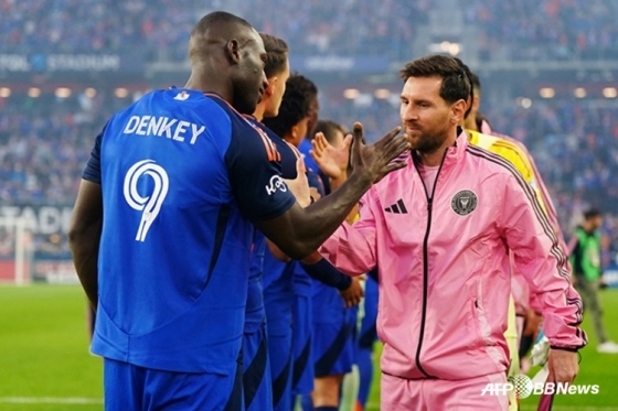 리오넬 메시(오른쪽). /AFPBBNews=뉴스1