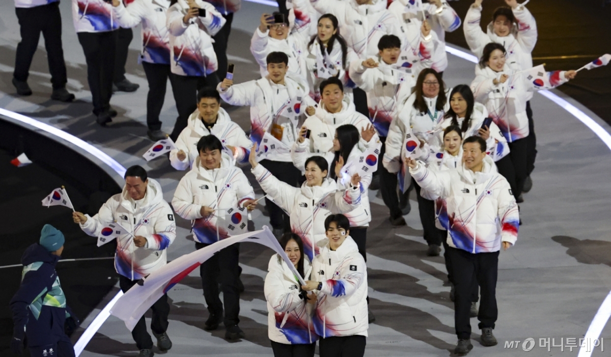 [밀라노=뉴시스] 김근수 기자 = 대한민국 국가대표 선수단이 6일(현지 시각) 이탈리아 밀라노 산 시로 스타디움에서 열린 2026 밀라노·코르티나 담페초 동계올림픽 개막식에 입장하고 있다.   이번 개막식은 도시와 자연, 인간과 기술이 하나 되는 감동적인 무대를 통해 전 세계에 평화와 연대의 메시지를 전한다. 2026.02.07./사진=김근수