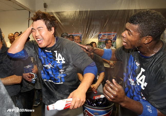 2013년 9월 지구 우승을 확정짓고 서로 기쁨을 나누는 류현진(왼쪽)과 푸이그. /AFPBBNews=뉴스1