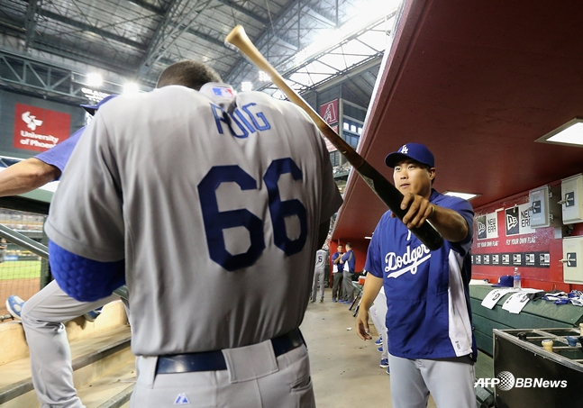 다저스 소속이었던 2014시즌 서로 장난을 치고 있는 푸이그(왼쪽)와 류현진. /AFPBBNews=뉴스1