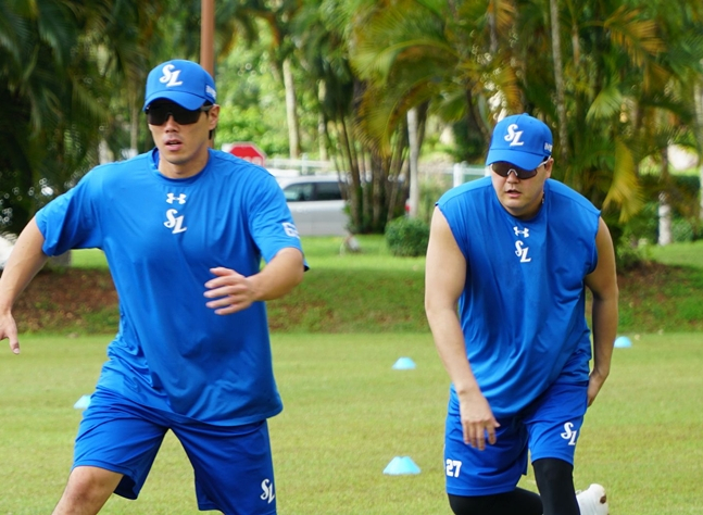 김재윤(왼쪽)과 함께 훈련하고 있는 김태훈(오른쪽). /사진=삼성 라이온즈