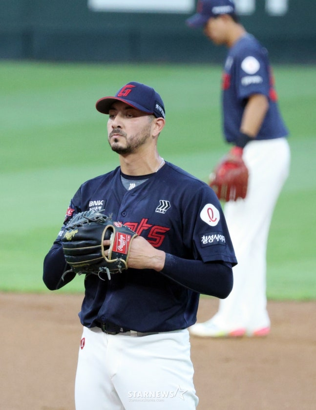 지난해 9월 SSG전에서 홈런을 맞은 뒤 아쉬워하는 벨라스케즈. /사진=강영조 선임기자