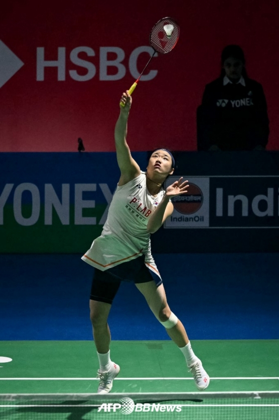 안세영이 인도 뉴델리에 위치한 인디라 간디 스포츠 콤플렉스에서 펼쳐진 세계배드민턴연맹(BWF) 월드투어 슈퍼 750 인도오픈 여자 단식 결승전에서 왕즈이를 상대로 경기를 펼치고 있다. /AFPBBNews=뉴스1