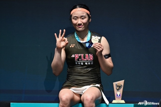 안세영이 말레이시아 쿠알라룸푸르에서 열린 세계배드민턴연맹(BWF) 월드투어 슈퍼 1000 말레이시아 오픈 여자 단식 우승 후 시상식에서 포즈를 취하고 있다. /AFPBBNews=뉴스1