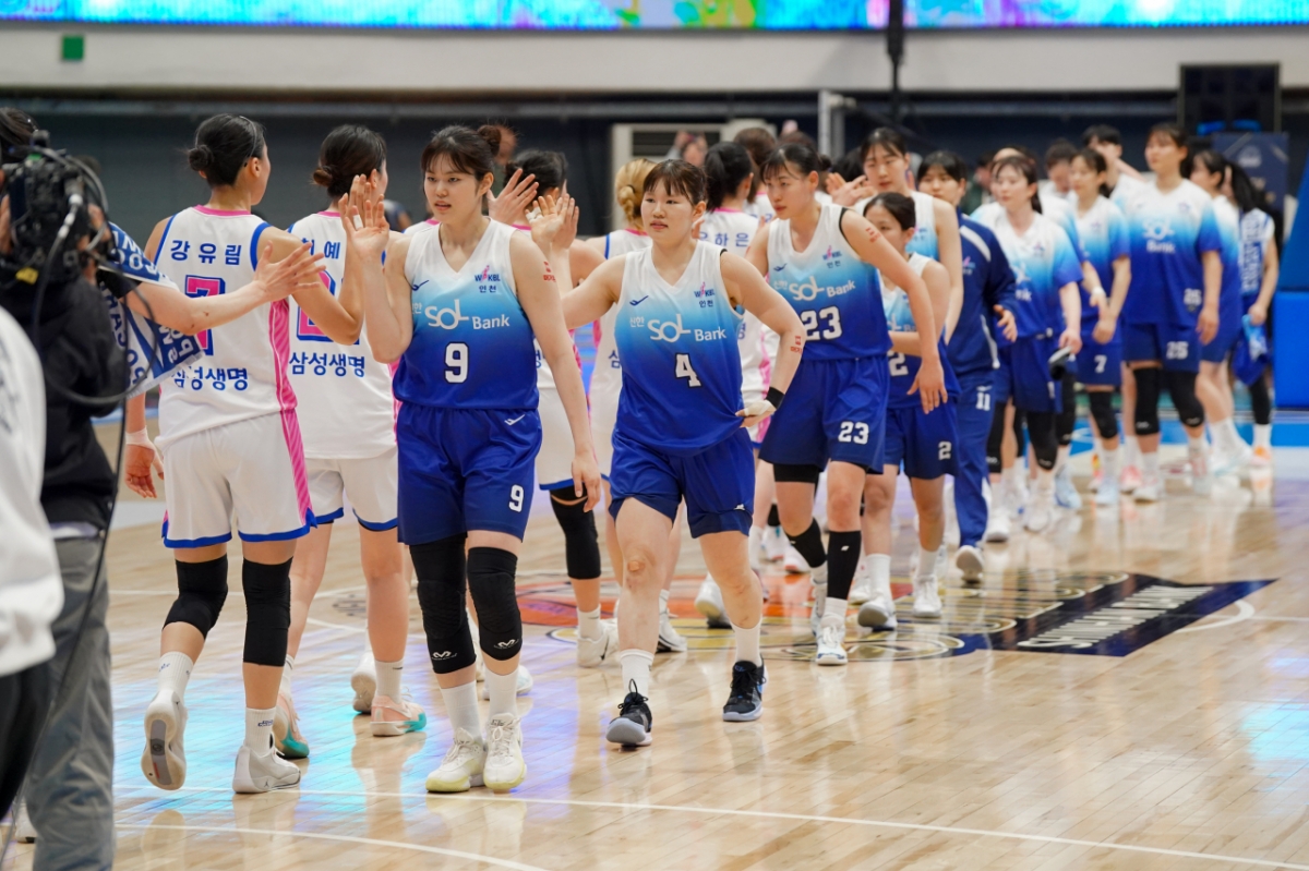 삼성생명과 신한은행 선수들. /사진=WKBL 제공