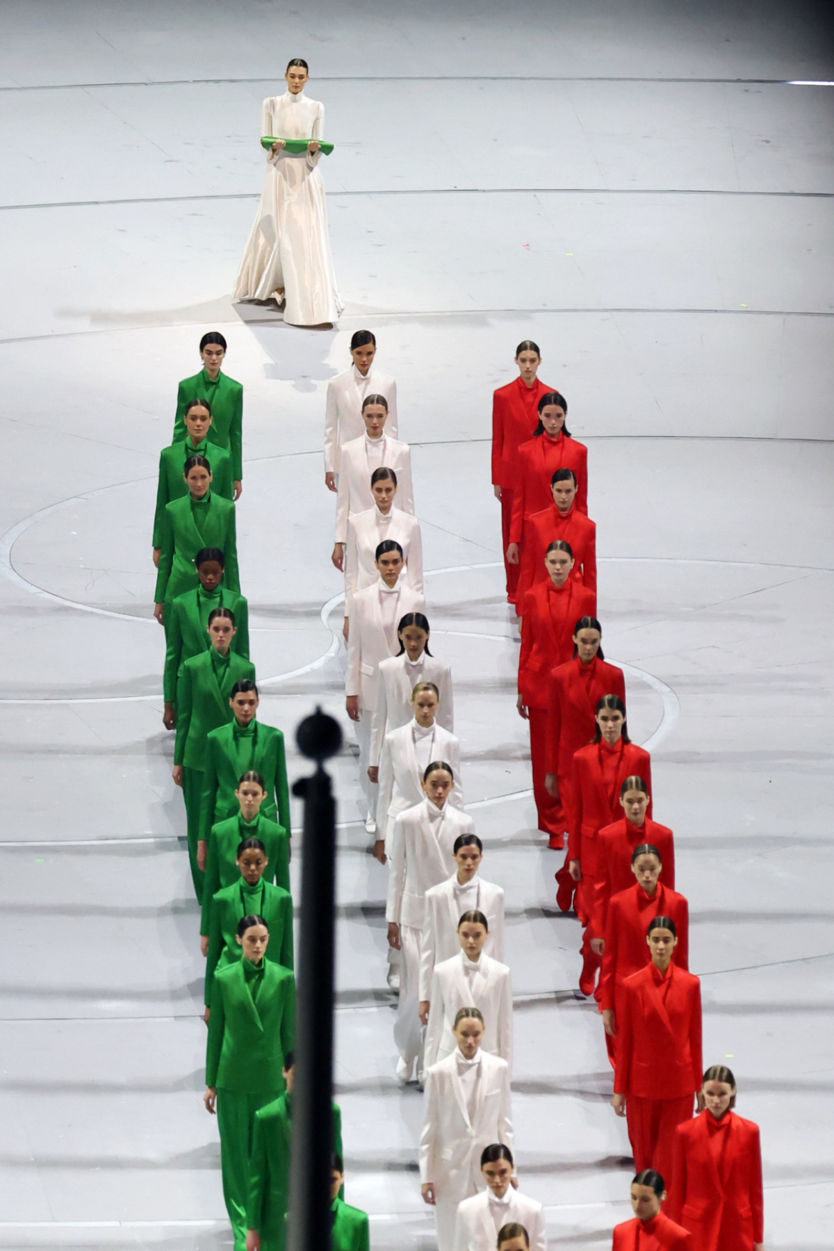 6일 오후(현지시간) 이탈리아 밀라노 산시로 올림픽 스타디움에서 열린 2026 밀라노·코르티나담페초 동계올림픽대회 개회식에서 비토리아 체레티가 국기를 들고 등장하고 있다. /사진=뉴스1