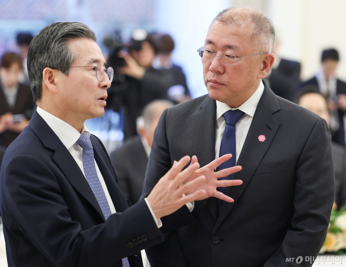 [서울=뉴시스] 고범준 기자 = 김용범(왼쪽) 정책실장과 정의선 현대자동차그룹 회장이 4일 청와대에서 열린 청년일자리와 지방투자 확대를 위한 기업간담회에서 대화를 나누고 있다. (청와대통신사진기자단) 2026.02.04. bjko@newsis.com /사진=