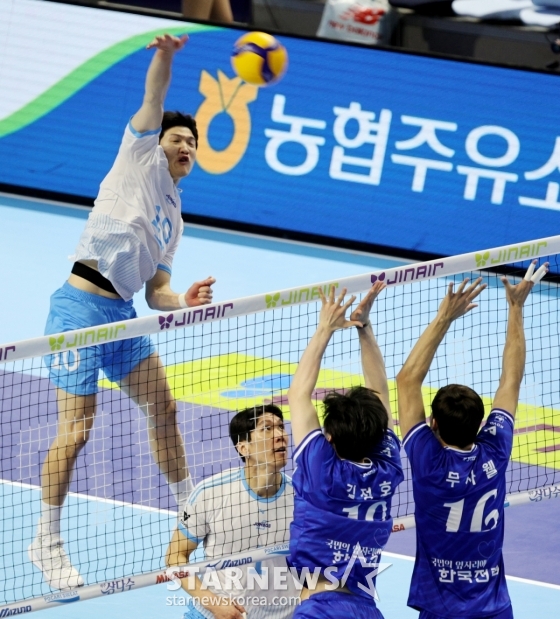 공격을 시도하는 정지석(왼쪽)의 모습. /사진=강영조 선임 기자