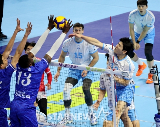 베논(왼쪽)과 정지석. /사진=강영조 선임 기자