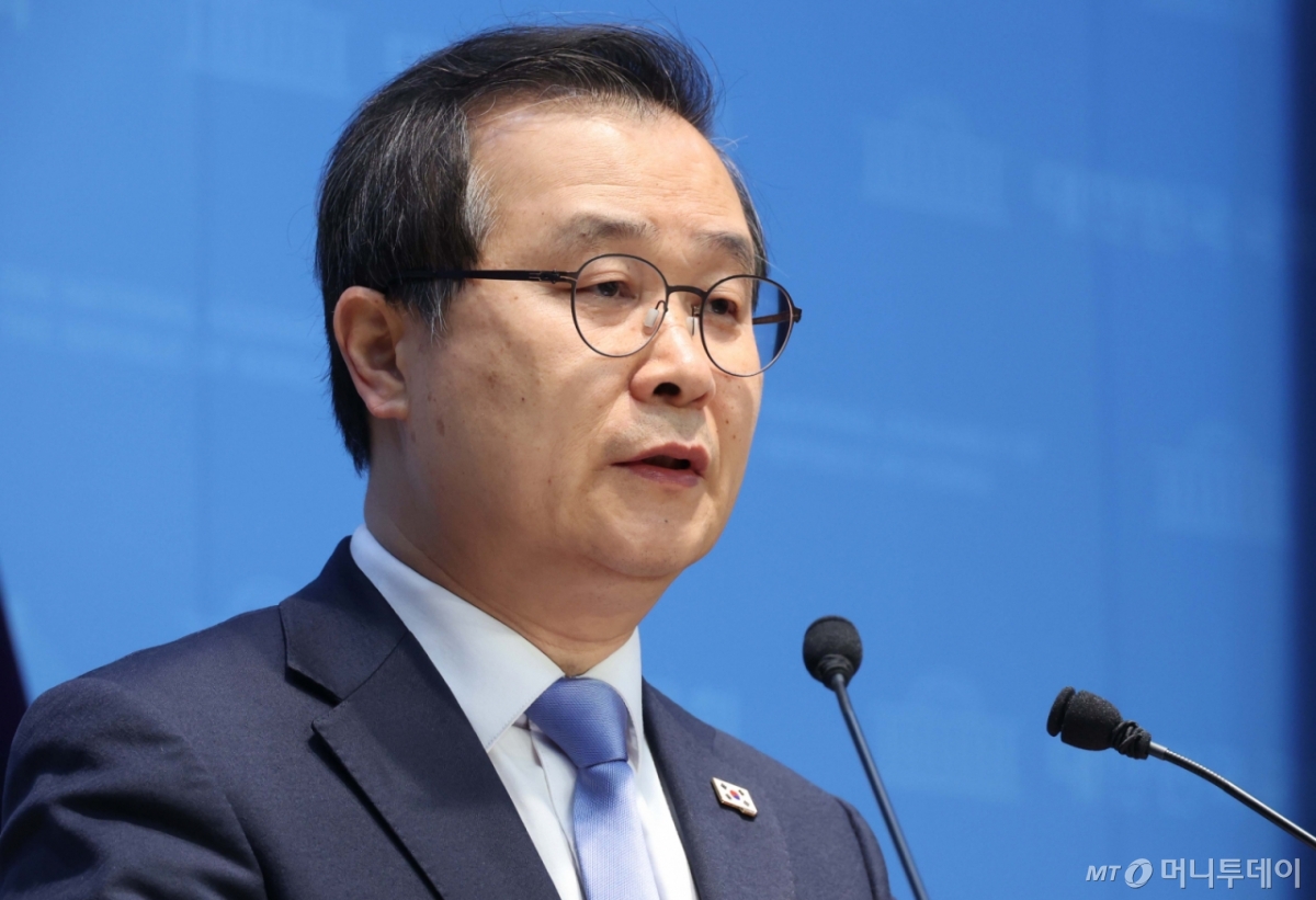 [서울=뉴시스] 조성봉 기자 = 이건태 더불어민주당 의원이 8일 오전 서울 여의도 국회 소통관에서 열린 2차특검 추천관련 기자회견에서 발언을 하고 있다. 이 의원은 정청래 대표에게 특검 논란에 대한 감찰을, 이성윤 최고위원에게는 사퇴를 요구했다.2026.02.08. suncho21@newsis.com /사진=조성봉