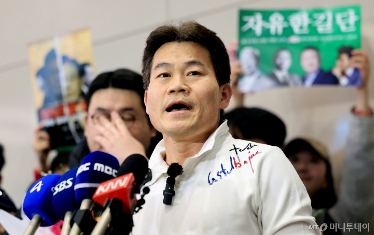 (인천공항=뉴스1) 이호윤 기자 = 전한길 전 한국사 강사가 3일 인천국제공항 제2여객터미널로 귀국해 기자회견을 갖고 있다. 2026.2.3/뉴스1  Copyright © 뉴스1. All rights reserved. 무단 전재 및 재배포,  AI학습 이용 금지. /사진=(인천공항=뉴스1) 이호윤 기자