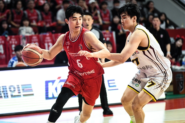 박지훈(왼쪽)이 최형찬을 상대로 돌파하고 있다. /사진=KBL