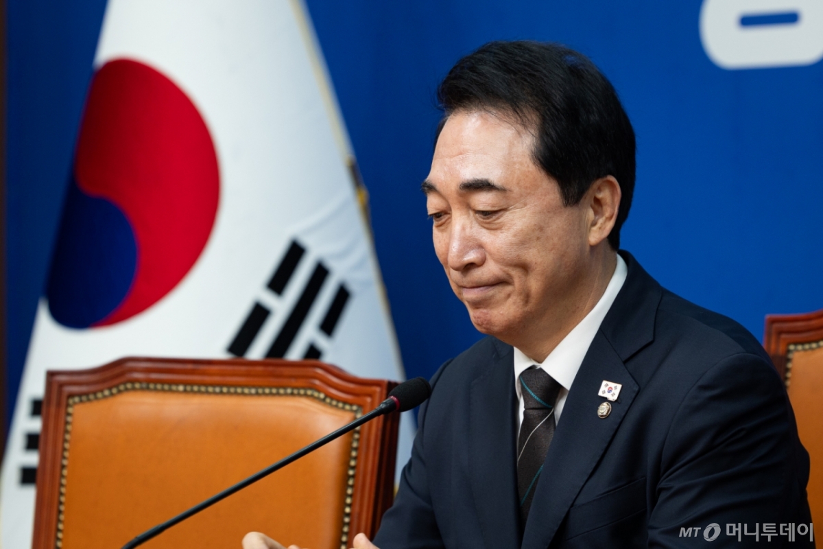 (서울=뉴스1) 유승관 기자 = 박수현 더불어민주당 수석대변인이 8일 서울 여의도 국회에서 열린 현안 관련 기자간담회에서 생각에 잠겨 있다. 2026.2.8/뉴스1  Copyright © 뉴스1. All rights reserved. 무단 전재 및 재배포,  AI학습 이용 금지. /사진=(서울=뉴스1) 유승관 기자