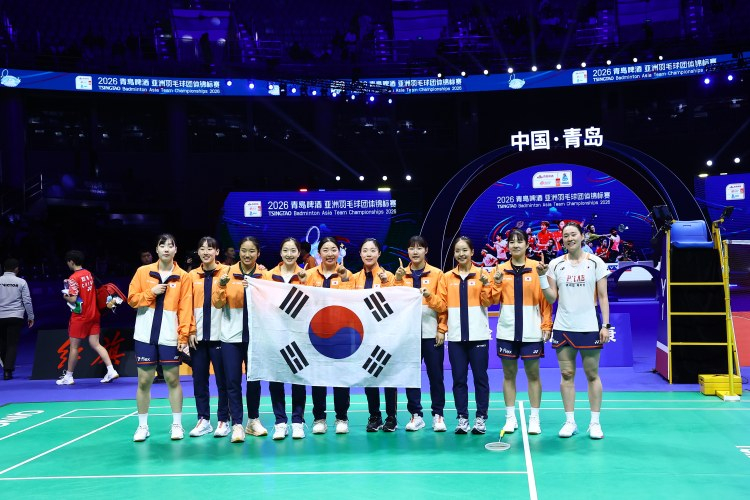 2026 아시아 남녀 배드민턴 단체 선수권대회 결승에서 중국을 3-0으로 완파하고 사상 첫 우승을 차지한 한국 여자 배드민턴 대표팀 선수들이 기념 사진을 촬영하고 있다. /사진=아시아배드민턴연맹·대한배드민턴협회 제공