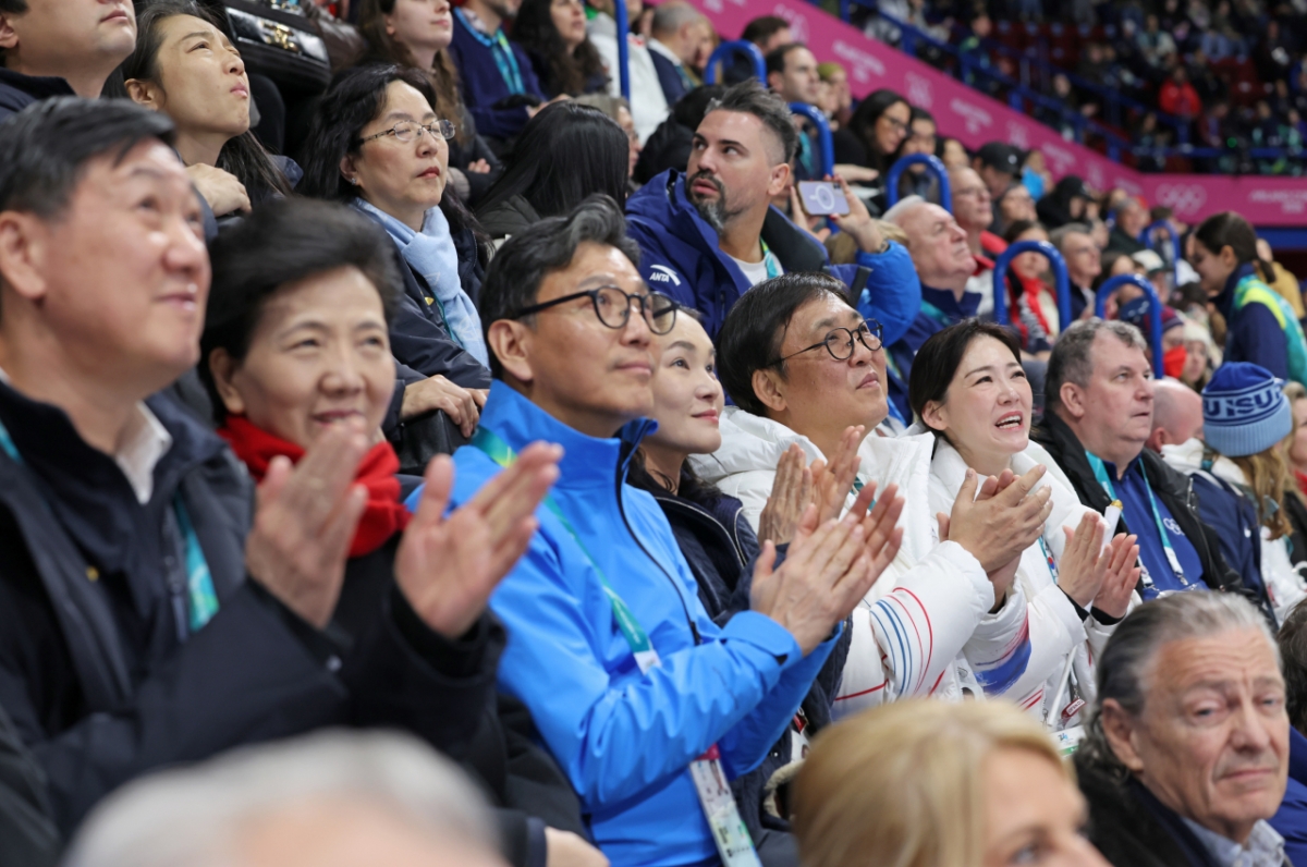  최휘영 문화체육관광부 장관이 6일(현지시간) 이탈리아 밀라노 아이스스케이팅 아레나에서 열린 2026 밀라노-코르티나담페초 동계올림픽 피겨스케이팅 팀 이벤트 경기에서 대한민국 대표팀을 응원하고 있다. /사진제공 = 문화체육관광부