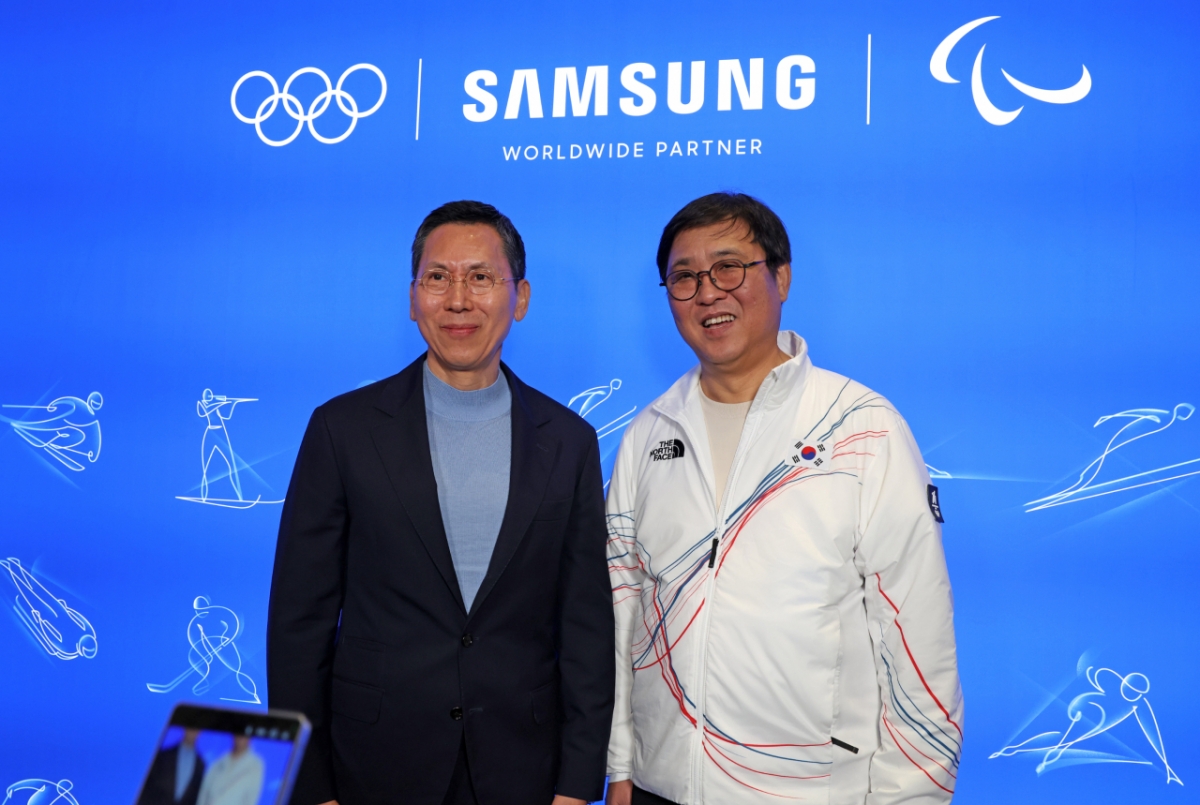 최휘영 문화체육관광부 장관(오른쪽)이 7일(현지시간) 2026 밀라노-코르티나 동계올림픽이 열리고 있는 이탈리아 밀라노의 팔라초 세르벨로니(Palazzo Serbelloni)에 마련된 삼성 하우스를 방문해 이원진 삼성전자 글로벌마케팅실장(사장)과 기념촬영을 하고 있다. / 사진제공 = 문화체육관광부