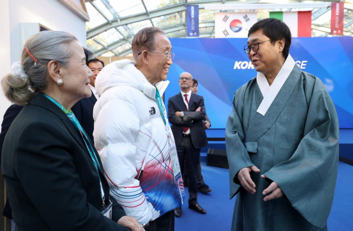 최휘영 문화체육관광부 장관(오른쪽)이 2026 밀라노-코르티나담페초 동계올림픽 개막을 하루 앞둔 5일(현지시간) 이탈리아 밀라노 빌라 네키 캄필리오(Villa Necchi Campiglio)에서 열린 코리아하우스 개관식에서 반기문 전 UN 사무총장과 인사를 나누고 있다. / 사진제공 = 문화체육관광부