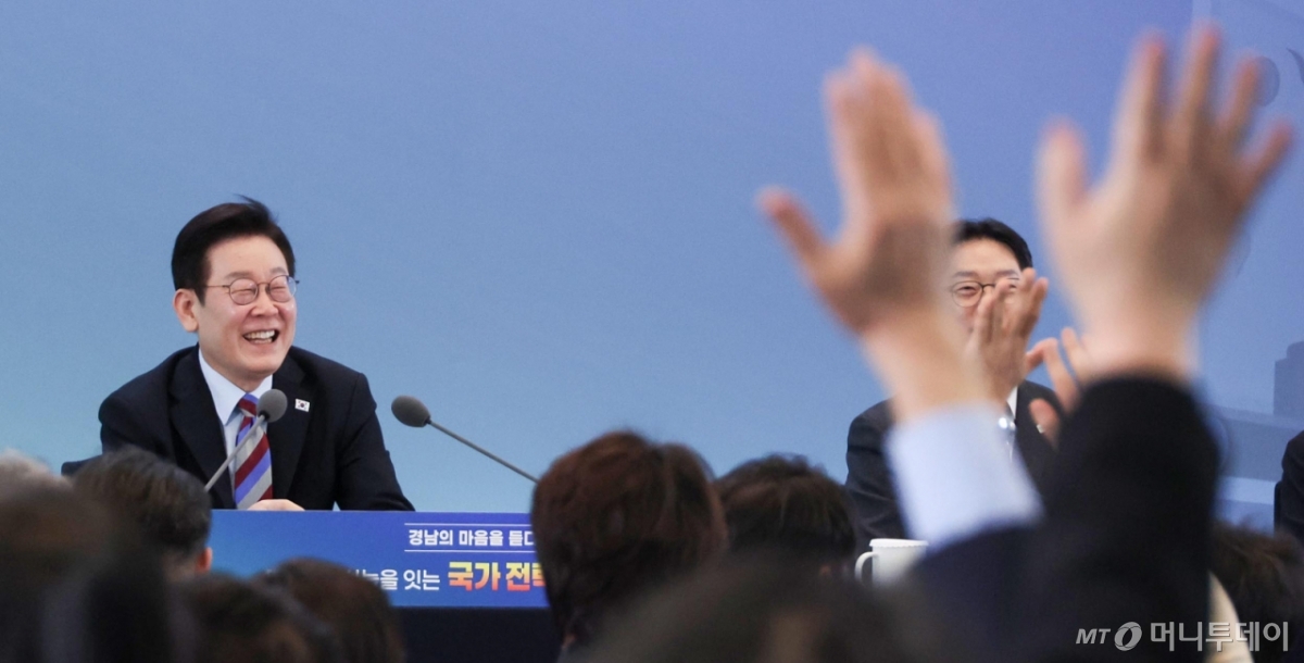 [창원=뉴시스] 최동준 기자 = 이재명 대통령이 6일 창원컨벤션센터에서 열린 '경남의 마음을 듣다' 타운홀 미팅에서 참석자들의 발언권 요청을 받고 있다. (청와대통신사진기자단) 2026.02.06. photocdj@newsis.com /사진=