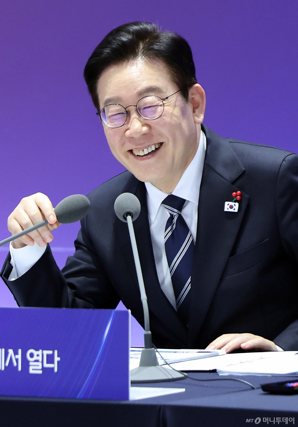 [울산=뉴시스] 최동준 기자 = 이재명 대통령이 23일 울산전시컨벤션센터에서 열린 '울산의 마음을 듣다' 타운홀 미팅에서 발언하며 미소를 짓고 있다. (청와대통신사진기자단) 2026.01.23. photocdj@newsis.com /사진=