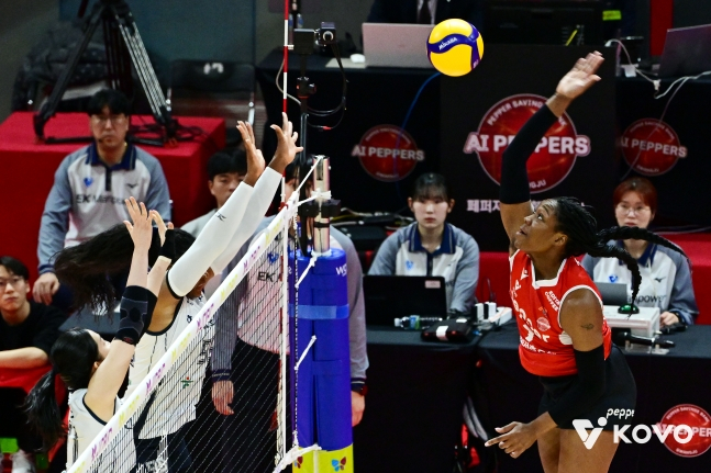 조이(오른쪽)가 한국도로공사의 블로커 두 명을 앞에 두고 과감한 공격을 펼치고 있다. /사진=KOVO 제공