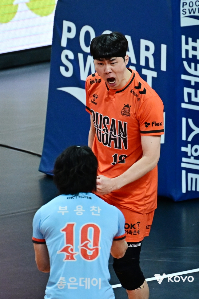 OK저축은행 전광인(오른쪽)이 8일 삼성화재전 득점 후 포효하고 있다. /사진=KOVO 제공