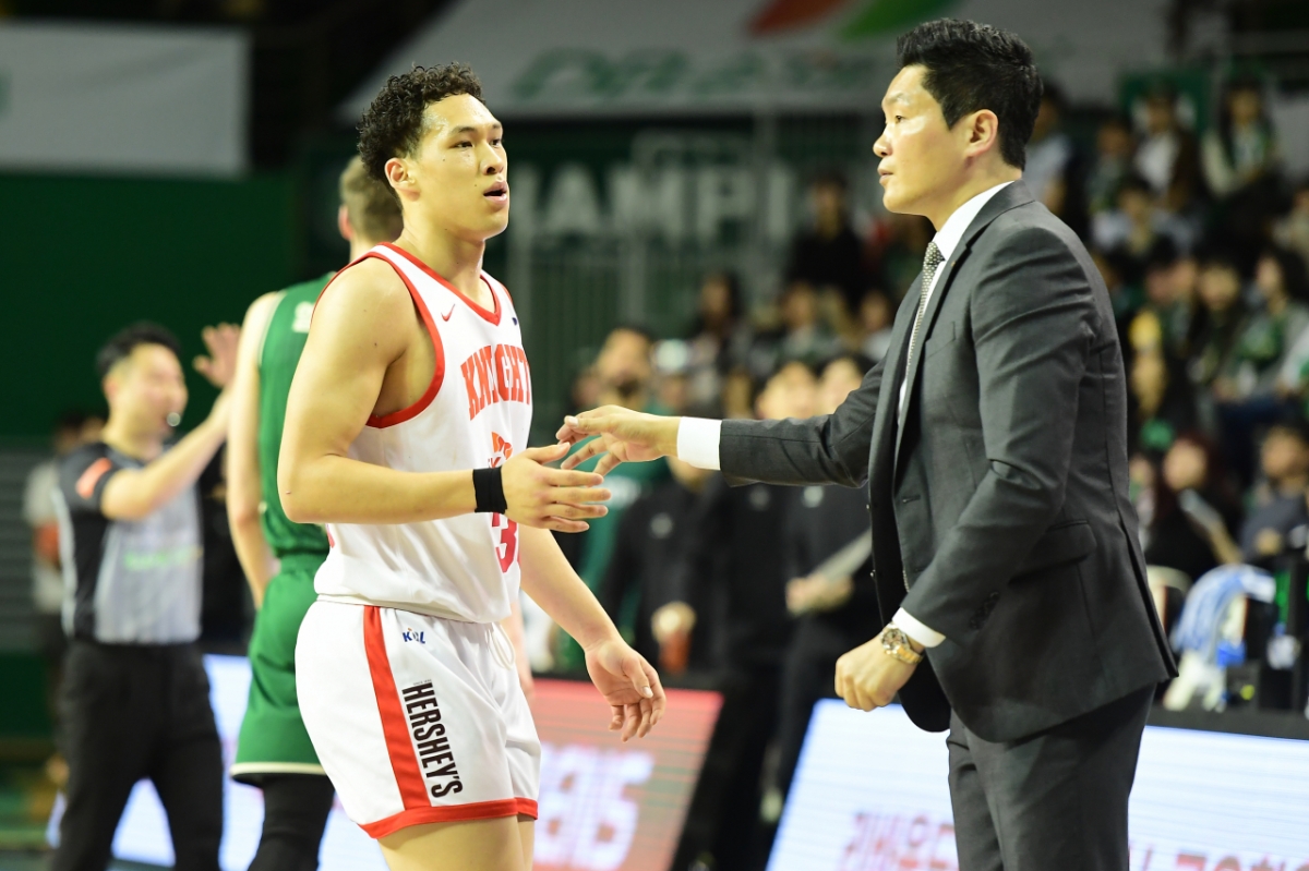 에디 다니엘(왼쪽)과 전희철 서울SK 감독. /사진=KBL 제공