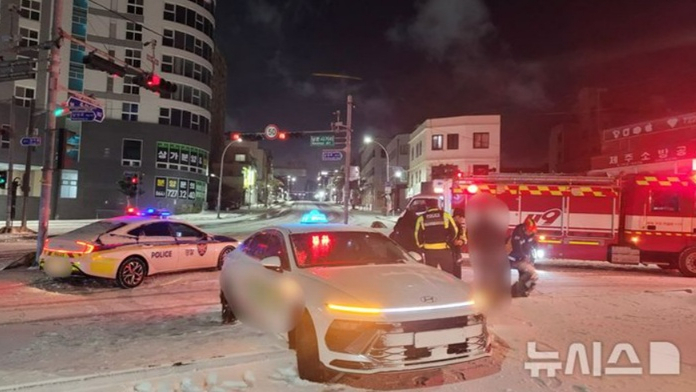 8일 오전 제주시 삼도이동에서 택시가 눈길에 미끄러지는 사고가 발생해 소방과 경찰이 현장에 출동해 안전조치를 하고 있다. /사진=뉴시스