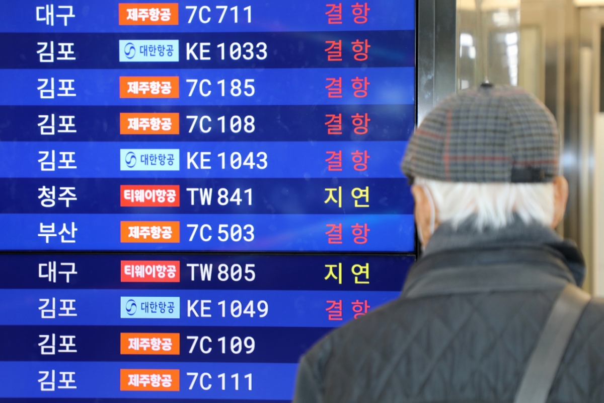 8일 오전 제주국제공항 1층 도착장 대합실 전광판에 폭설로 인해 결항 안내가 표시되고 있다. /사진=뉴스1 