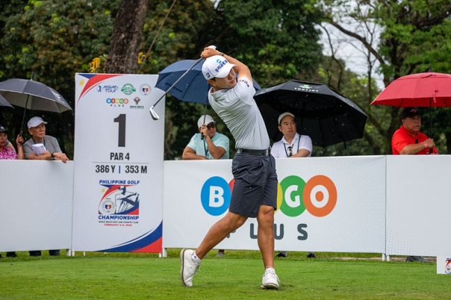 조우영이 1번 홀 아이언 티샷을 날리고 있다. /사진=올댓스포츠 제공