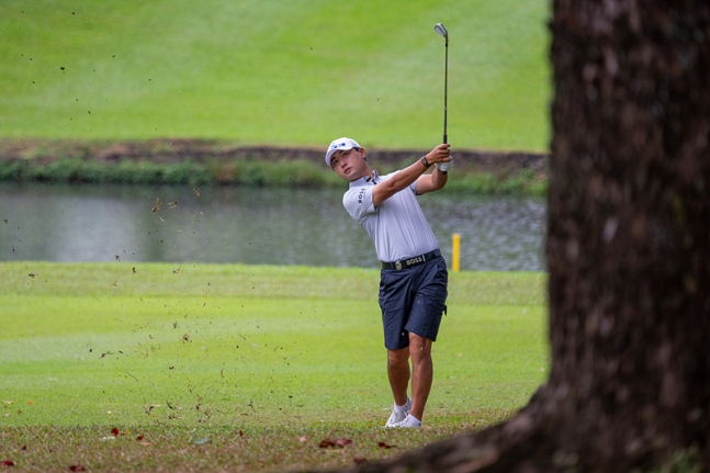 조우영이 정교한 아이언샷을 날리고 있다. /사진=올댓스포츠 제공
