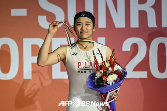 안세영이 인도 뉴델리에 위치한 인디라 간디 스포츠 콤플렉스에서 열린 세계배드민턴연맹(BWF) 월드투어 슈퍼 750 인도오픈 여자 단식 결승전에서 우승한 뒤 포즈를 취하고 있다. /AFPBBNews=뉴스1