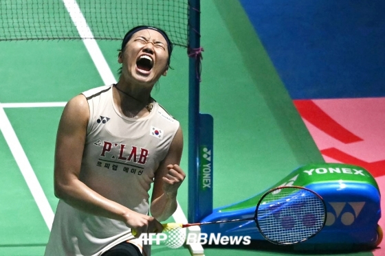 안세영이 인도 뉴델리에 위치한 인디라 간디 스포츠 콤플렉스에서 펼쳐진 세계배드민턴연맹(BWF) 월드투어 슈퍼 750 인도오픈 여자 단식 결승전에서 왕즈이를 2-0(21-13, 21-11)으로 승리한 뒤 포효하고 있다. /AFPBBNews=뉴스1