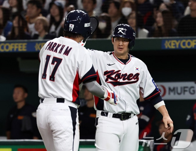 지난해 11월 16일 일본과 평가전에 나선 최재훈(오른쪽)이 박해민과 하이파이브하고 있다. /사진=뉴스1