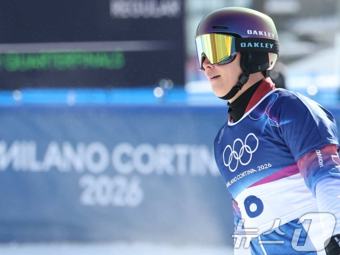 스노보드 이상호가 8일(현지시간) 이탈리아 리비뇨의 스노파크에서 열린 2026 밀라노·코르티나담페초 동계올림픽 스노보드 남자 평행 대회전 16강전에서 8강 진출에 실패하자 아쉬워하고 있다. /사진=뉴스1 