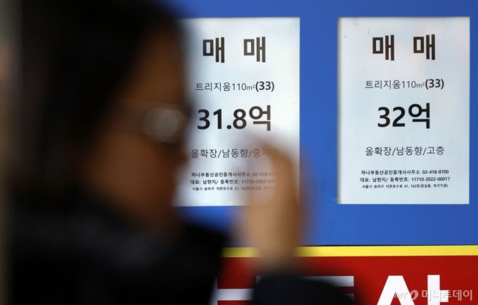 (서울=뉴스1) 박정호 기자 = 청와대가 다주택자 양도소득세 중과 유예 종료를 오는 5월 9일로 확정하며 다주택자들을 강하게 압박하는 가운데 3일 서울 송파구 한 공인중개사 사무실에 아파트 급매 매물 안내문이 붙어 있다.   이재명 대통령은 전날 '개포 4억 낮춘 급매 나와…"좀 더 지켜보자" 거래는 아직'이라는 제목의 기사를 엑스에 공유하며 부동산 시장 상황을 예의주시하고 있는 것으로 보인다. 2026.2.3/뉴스1  Copyright (C) 뉴스1. All rights reserved. 무단 전재 및 재배포,  AI학습 이용 금지. /사진=(서울=뉴스1) 박정호 기자