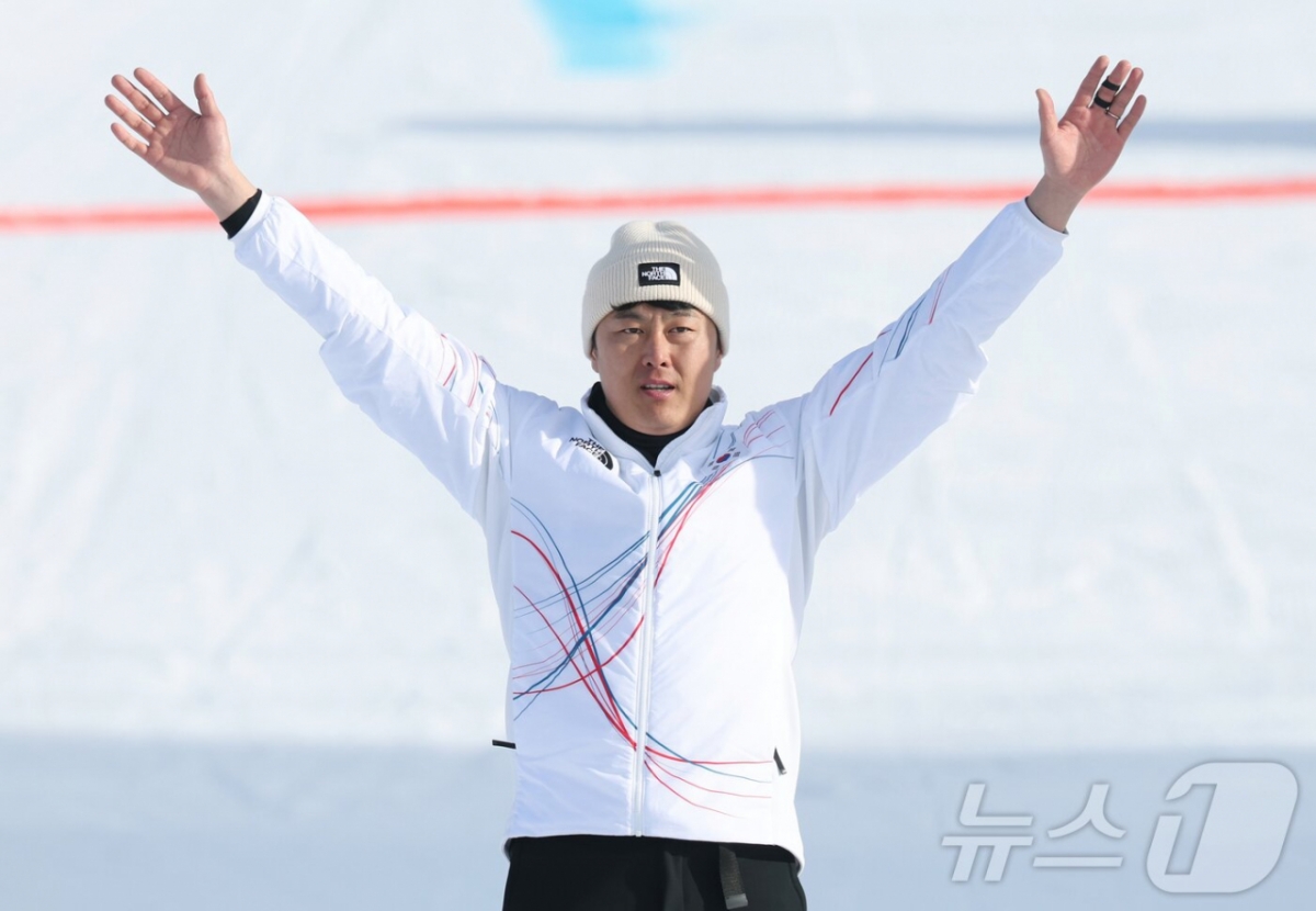 김상겸이 8일(한국시간) 이탈리아 리비뇨 스노파크에서 열린 2026 밀라노·코르티나담페초 동계올림픽 남자 평행대회전 시상대에 서서 두 팔을 벌리고 있다. /사진=뉴스1